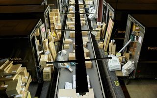 UPS taglia 30.000 posti di lavoro entro il 2026 per adeguarsi alle nuove esigenze di Amazon