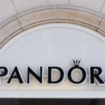 Pandora riduce la previsione di crescita al 6 % a seguito delle vendite natalizie deboli negli Stati Uniti