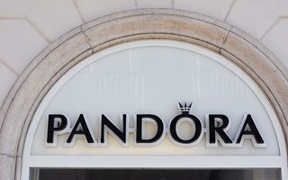 Pandora riduce la previsione di crescita al 6 % a seguito delle vendite natalizie deboli negli Stati Uniti