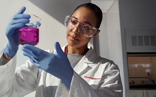 Johnson & Johnson: 9,1 % di crescita delle vendite e 24,6 miliardi di dollari di fatturato nel Q4 2025