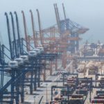 Il deficit USA si riduce leggermente, ma i record di eccesso cinese alimentano la minaccia di nuovi dazi globali