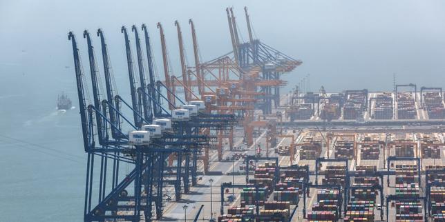 Il deficit USA si riduce leggermente, ma i record di eccesso cinese alimentano la minaccia di nuovi dazi globali