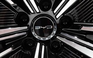 BYD supera Tesla: la Cina prende il comando delle vendite di veicoli elettrici nel 2025