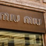 Barclays prevede ripresa del lusso nel 2026: crescita 5‑6 % e rating Overweight per Prada