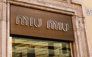 Barclays prevede ripresa del lusso nel 2026: crescita 5‑6 % e rating Overweight per Prada