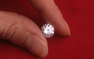 De Beers abbassa i prezzi dei diamanti per la prima volta in oltre un anno