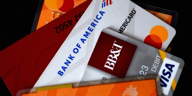 Trump impone un tetto al tasso di interesse delle carte di credito al 10%