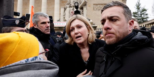 Yaël Braun‑Pivet accolta con ruggiti dagli agricoltori a Parigi