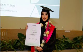 Afraa Al‑Noaimi ottiene il DBA alla SDA Bocconi: un nuovo traguardo per la sua carriera nella moda