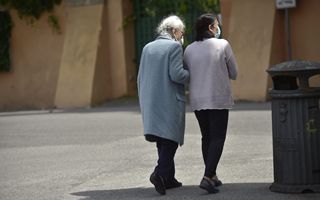 In Italia solo l'1 % delle badanti è qualificata: 3.000–4.000 donne si certificano ogni anno