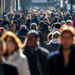 Italiani in preda al pessimismo: 62 % teme costi di vita e disuguaglianze per il 2026