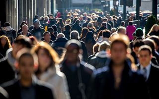 Italiani in preda al pessimismo: 62 % teme costi di vita e disuguaglianze per il 2026