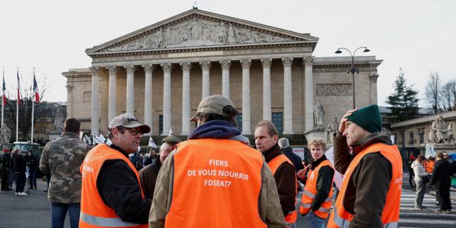 350 trattori bloccano l'Assemblea nazionale: agricoltori chiedono la Loi Duplomb