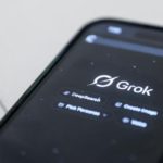 Commissione europea apre indagine su Grok per immagini false di donne e bambini nudi e impone restrizioni più severe a WhatsApp