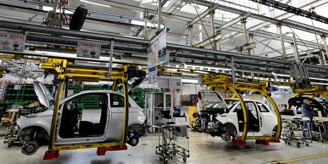 Auto elettriche: la chiave europea per il 2035, ma i costruttori criticano la proposta della Commissione