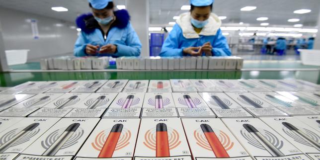 Cina frena l'industria delle sigarette elettroniche per salvaguardare il monopolio sul tabacco tradizionale