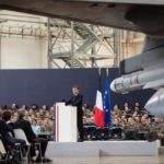 Macron esorta le imprese difensive a velocizzare la produzione: minaccia di ricorrere a fornitori europei