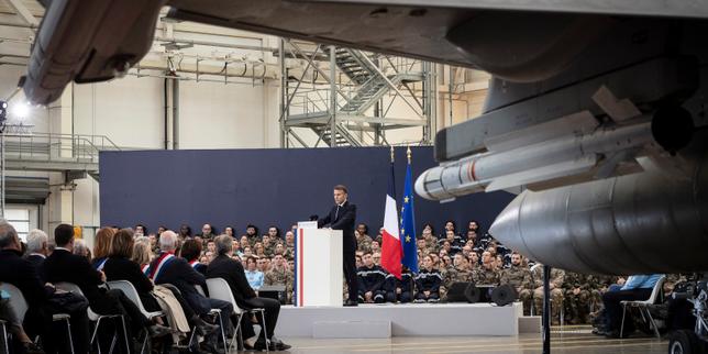 Macron esorta le industrie della difesa a velocizzare la produzione militare, minacciando soluzioni europee più rapide