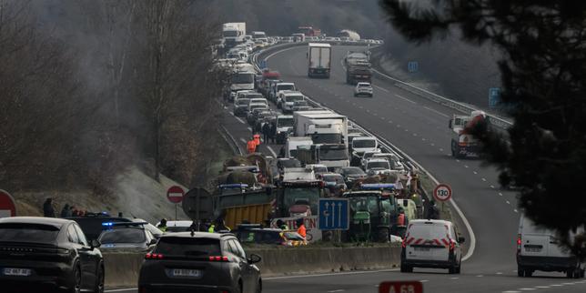 Toulouse: proteste agricole bloccate dalla polizia in nebbia