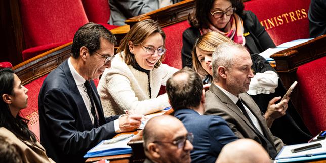 Bilancio 2026: la legge torna in commissione e il PS spinge per l'uso dell'articolo 49.3
