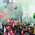 Agricoltori europei protestano a Strasburgo contro l'accordo UE‑Mercosur: migliaia di manifestanti chiedono intervento giudiziario