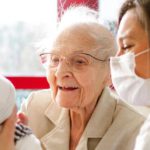 Bambini reborn: la doll therapy che sta migliorando la vita degli anziani con Alzheimer negli EHPAD