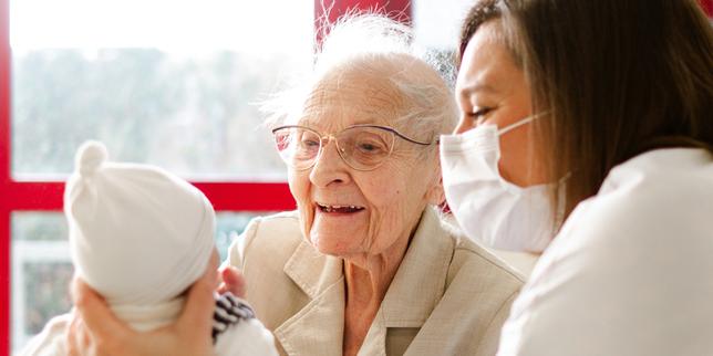 Bambini reborn: la doll therapy che sta migliorando la vita degli anziani con Alzheimer negli EHPAD