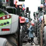 Poliziotto gravemente ferito al occhio durante protesta di agricoltori contro l'accordo Mercosur a Strasburgo