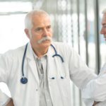 Il governo estende l'età di lavoro dei medici a 72 anni per contrastare la carenza di personale