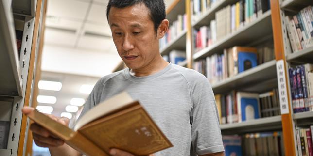 Hu Anyan: ex corriere di pacchi diventa autore di successo, denuncia la precarietà del lavoro e‑commerce