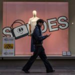 I saldi invernali iniziano in calo: fatturato in negozio diminuisce del 6,2 %