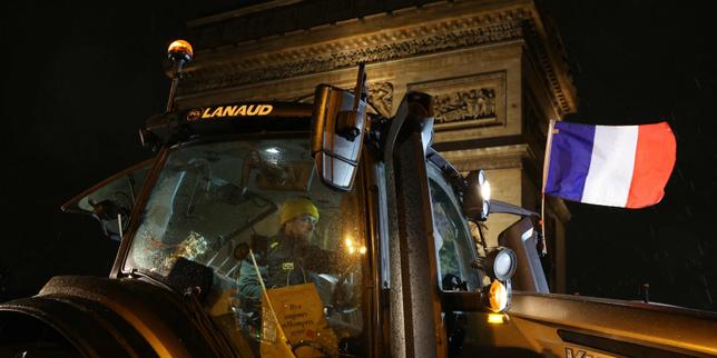 Agricoltori a Parigi: protesta davanti all'Arco di Trionfo per sollecitare intervento rapido del governo