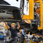 Domanda di veicoli in calo: prezzi, inflazione e carenze di semiconduttori frenano gli Stati Uniti e l'Europa