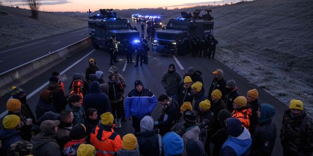 Toulouse sotto blocchi: agricoltori in protesta nonostante la presenza delle forze dell'ordine