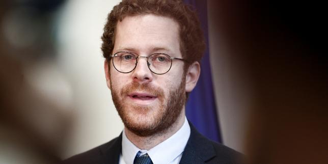 Governo francese dettaglia riforma delle assenze dei funzionari: sindacati temono riduzione dei diritti per l’assistenza all’infanzia