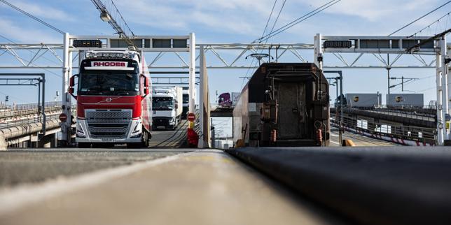 Interruzione elettrica al terminal di Coquelles: i treni merci Eurotunnel sospesi in Francia