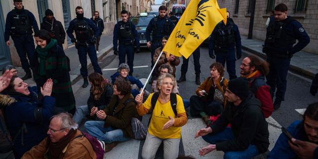 Cinquant'atti militanti della Confédération paysanne arrestati dopo l'occupazione del Ministero dell'Agricoltura