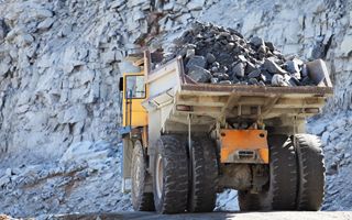 Glencore: utile 2025 in calo, ma distribuisce 2 miliardi di euro agli azionisti