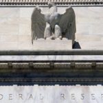 Fed: Bostic garantisce tassi restrittivi fino al 2026 per contenere l’inflazione