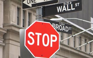 Wall Street in ribasso: macro dati e vendite tech frenano l'apertura