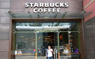 Starbucks registra crescita del 4% nelle vendite, utile netto in calo nel primo trimestre 2026