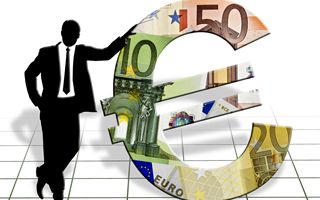 Rallentamento dei prezzi indebolisce l'euro: il mercato osserva la BCE