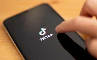 TikTok sotto accusa: la Commissione UE ritiene violazione del DSA per design additivo
