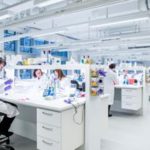 AstraZeneca 2025: ricavi +8%, utili core in crescita e pipeline al massimo storico