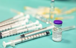 BioNTech denuncia Moderna per violazione di brevetto sul vaccino mRNA Covid‑19