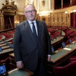 Senatore francese propone legge per reintrodurre pesticidi vietati: un nuovo equilibrio tra agricoltura e normativa UE