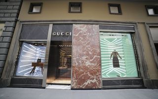 Kering registra un calo del 4 % delle vendite nel Q4 2023: nuovo CEO presenta piano di rilancio su digitalizzazione e sostenibilità