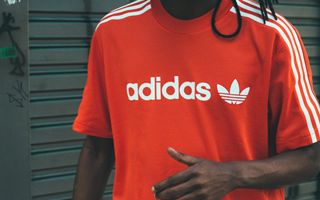 Barclays conferma rating Equal Weight per Adidas: target price 190 euro e previsione EPS 2026 in crescita del 6 % grazie al buyback