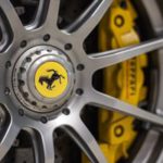 Barclays abbassa il target price di Ferrari a 365 €, citando de‑rating e assenza di catalyst