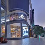 Adidas registra ricavi record di 24,8 miliardi di euro nel 2025 e avvia buyback da 1 miliardo